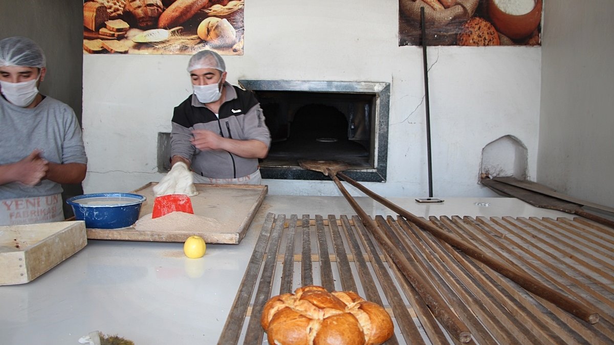Karlıova'da fırıncılar, karın altından çıkardıkları odunlarla ekmekleri pişiriyor
