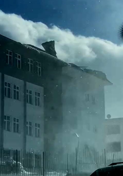 Karlıova'da fırtına çatıyı uçurdu