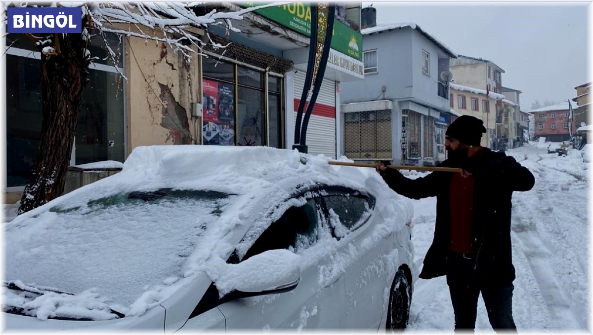 Karlıova'da kar çilesi devam ediyor