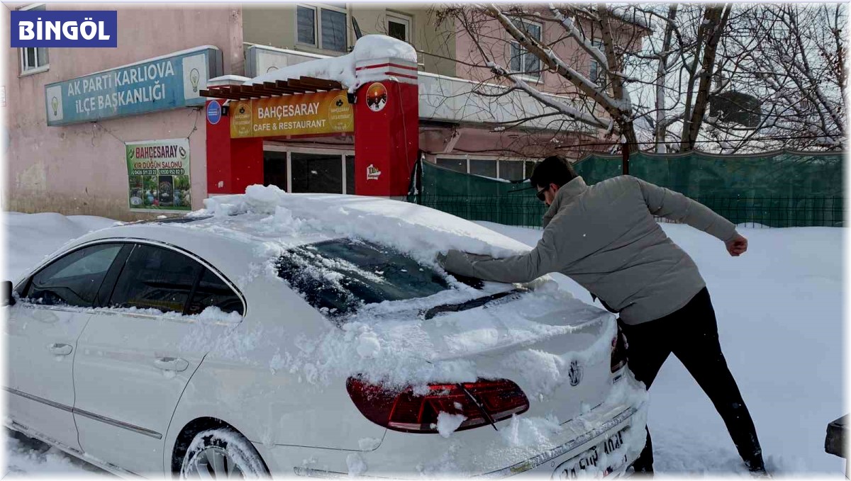 Karlıova'da kar yağışı etkili oldu, eğitime ara verildi