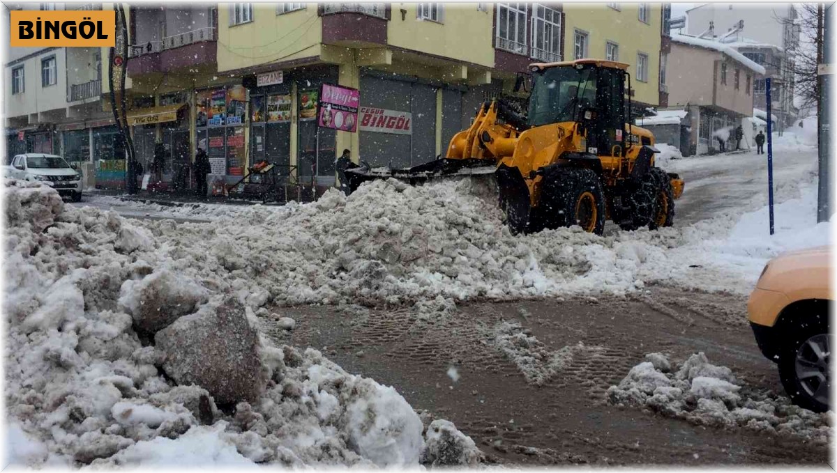 Karlıova'da karlar kamyonlarla kent dışına taşınıyor