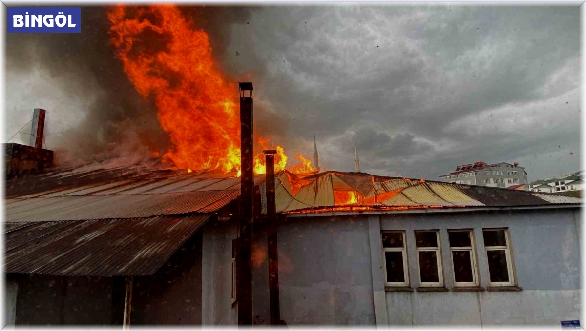 Karlıova'da pasaj yangını, dumanlar gökyüzünü kapladı