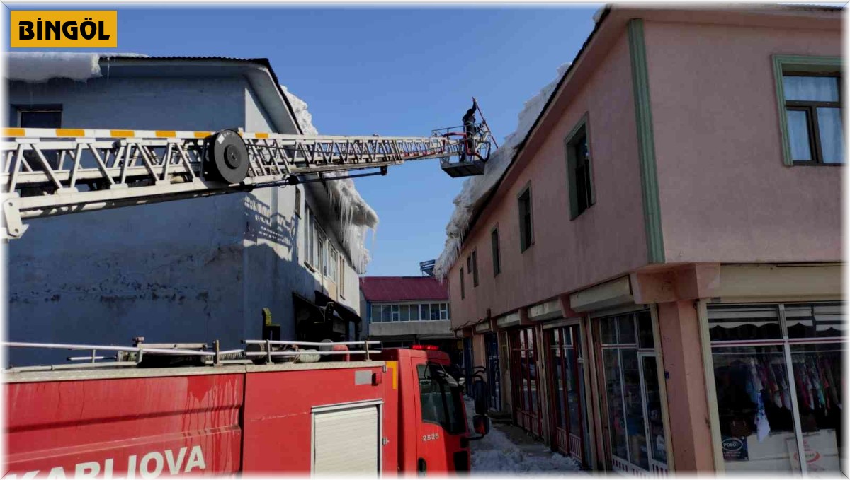 Karlıova'da tehlike oluşturan buz sarkıtları temizleniyor