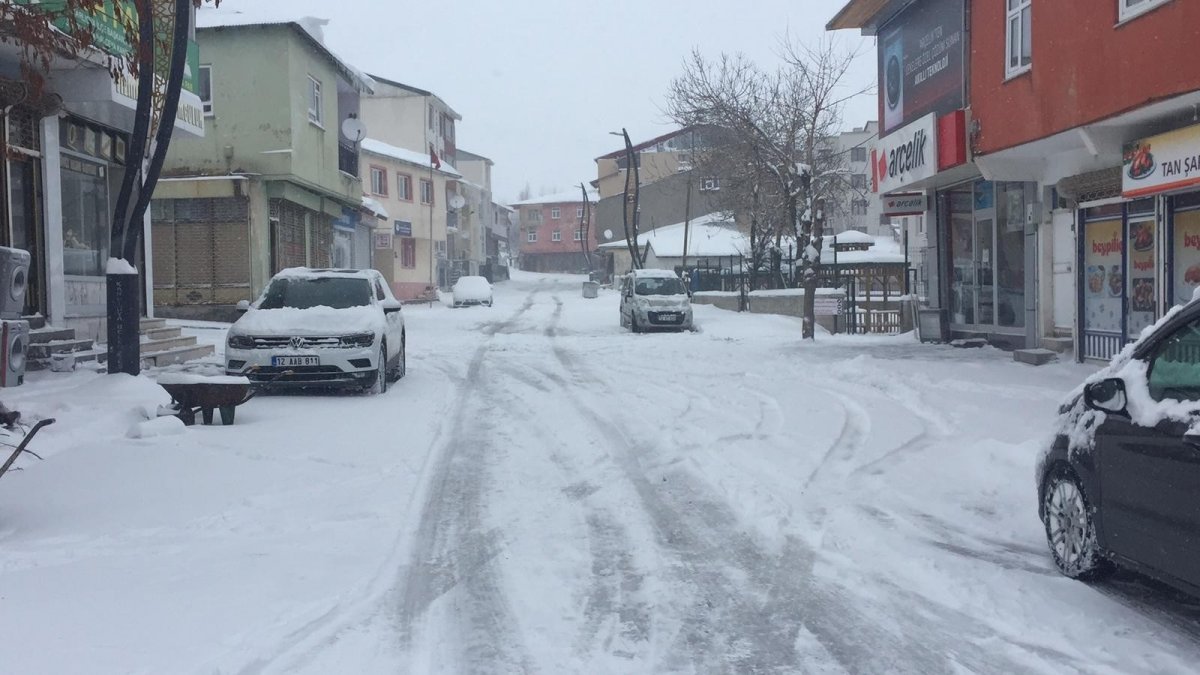 Karlıova'da tipi etkili oldu, hayat durma noktasına geldi