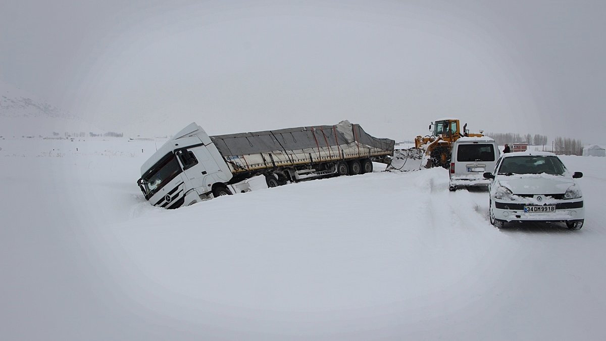 Karlıova'da tır devrildi