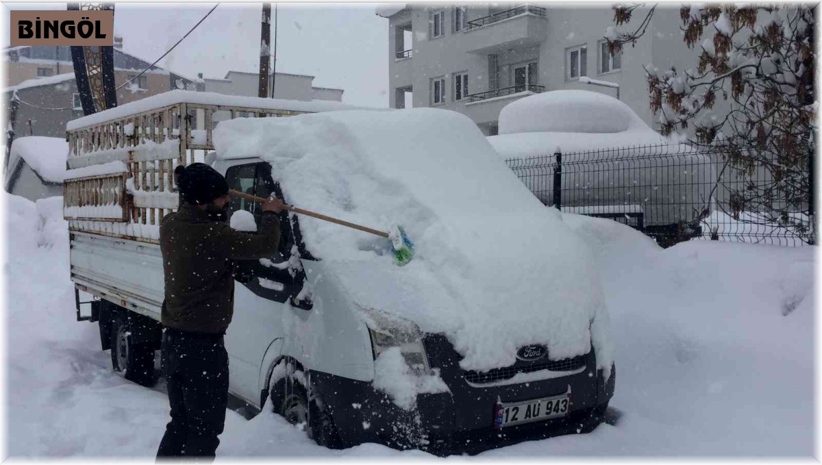 Karlıova'da vatandaşın kar sitemi: "Sabah kalkıyoruz kar, ertesi gün yine kar"
