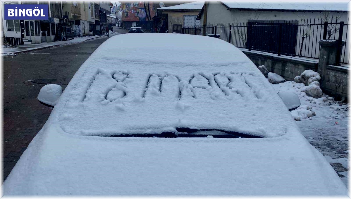Karlıova'da vatandaşlar yeni güne karla uyandı