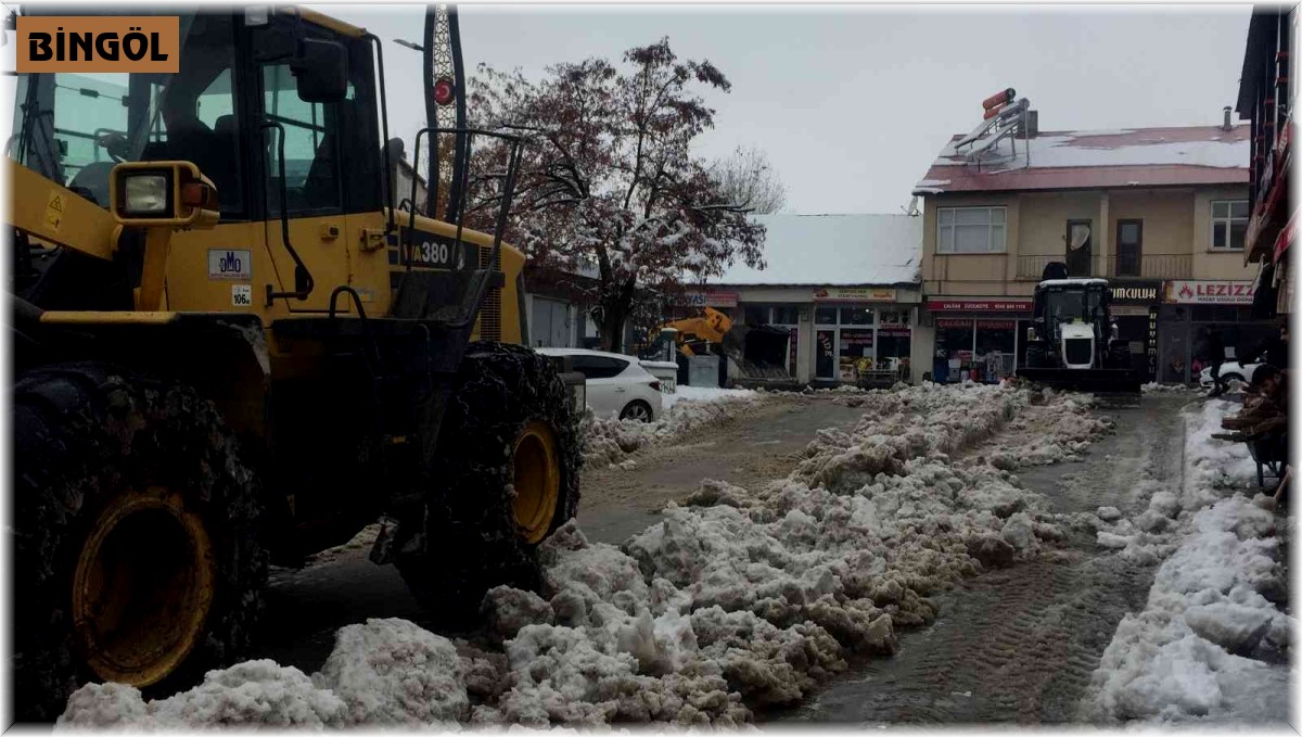 Karlıova'da yağan kar, kamyonlarla ilçe dışına taşınıyor