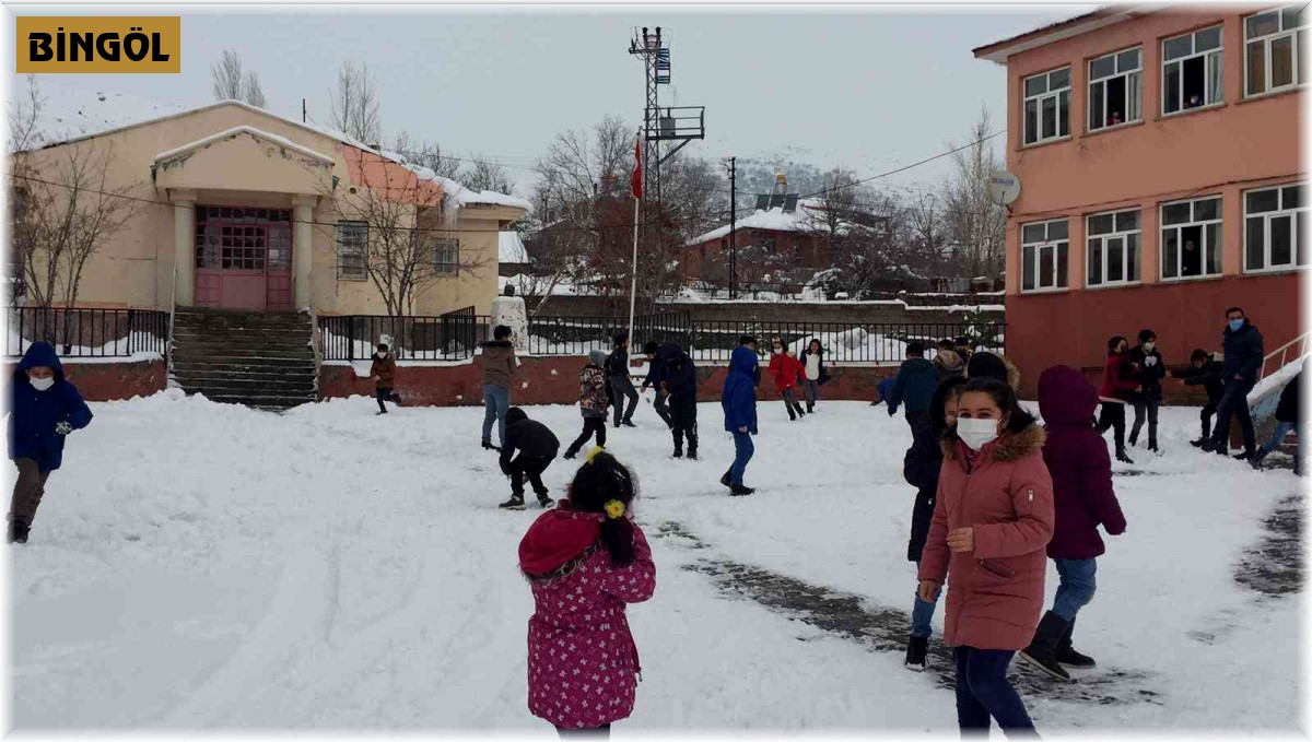 Karlıova'da yağan karın tadını çocuklar çıkardı