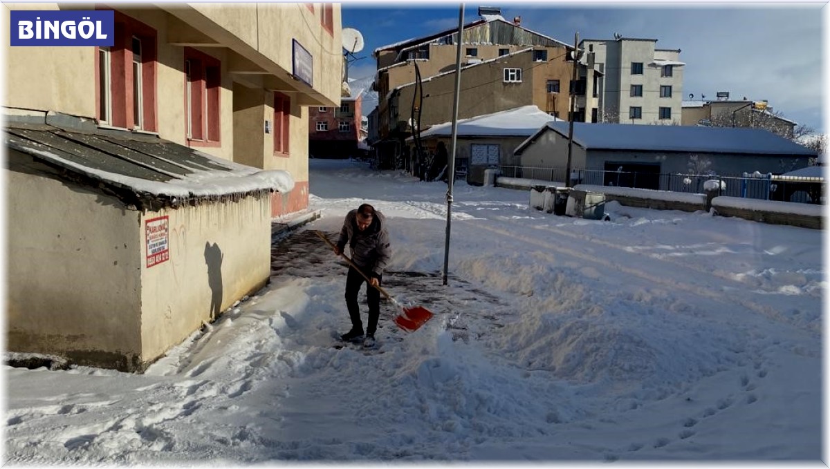 Karlıova'da yoğun kar, 40 köy yolunu ulaşıma kapattı