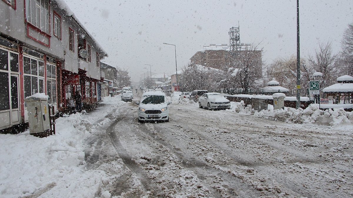 Karlıova'da yoğun kar sürüyor