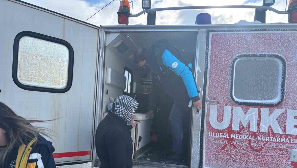 Karlıova'da zorlu kış şartlarında UMKE'den hayat kurtaran müdahale