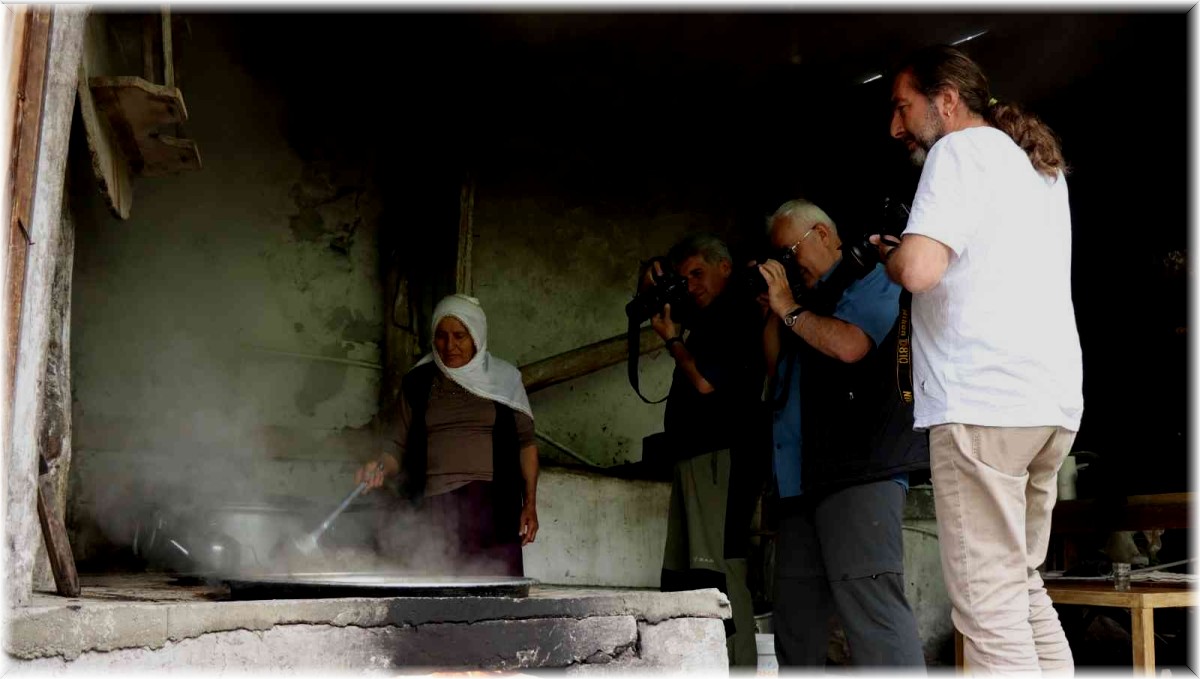 Karnavas Pekmezi kare kare resimlendi