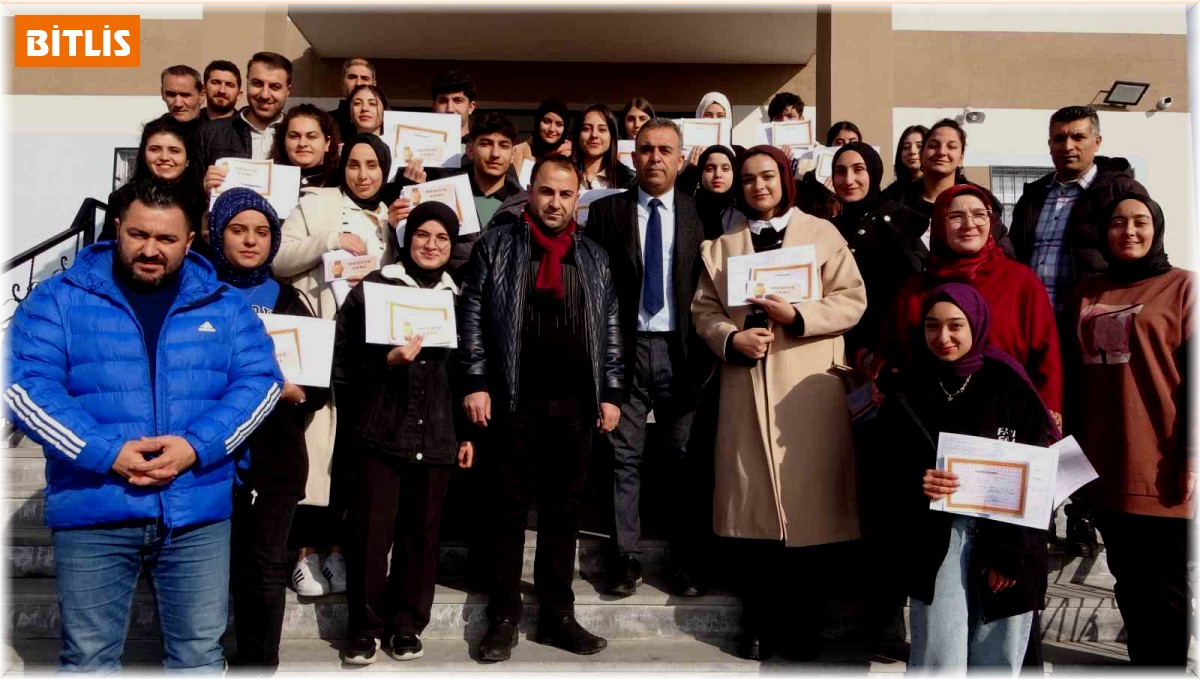 Karnelerini alan geleceğin Moda Tasarımcıları bursla ödüllendirildi