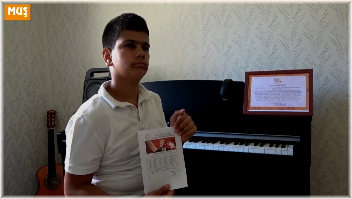 Karnesini alan kusursuz kulak piyanonun başına geçerek kendi bestelerini çaldı