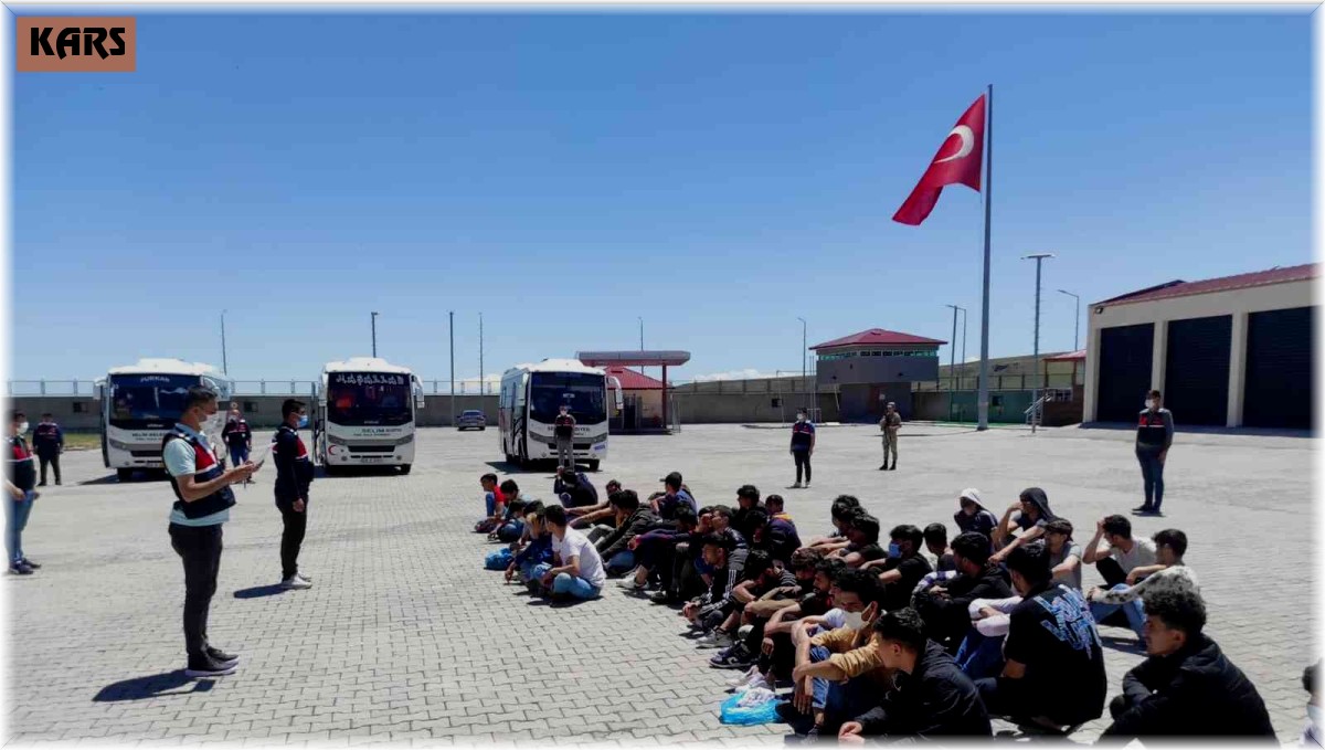 Kars'a getirilen düzensiz göçmenlerin işlemleri tamamlandı