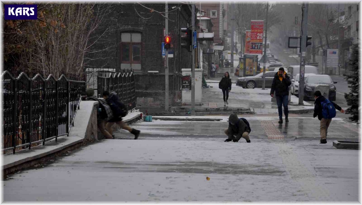 Kars'a mevsimin ilk karı yağdı