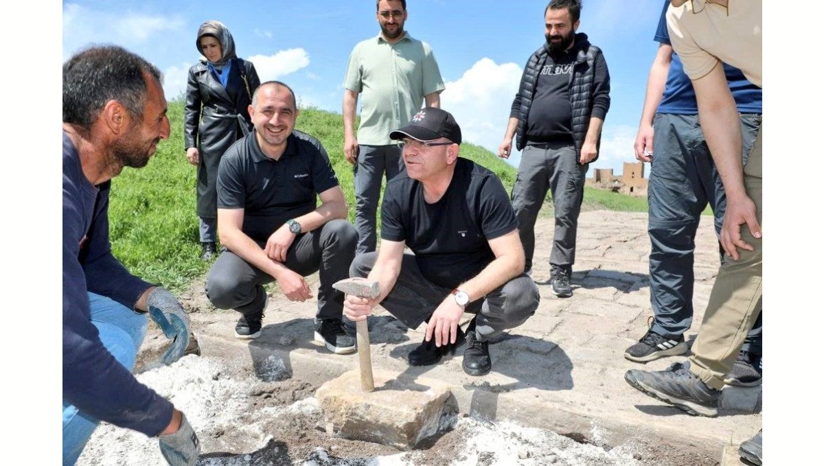 Kars Ani Ören Yeri'nde sur içi yollarının yapımı devam ediyor