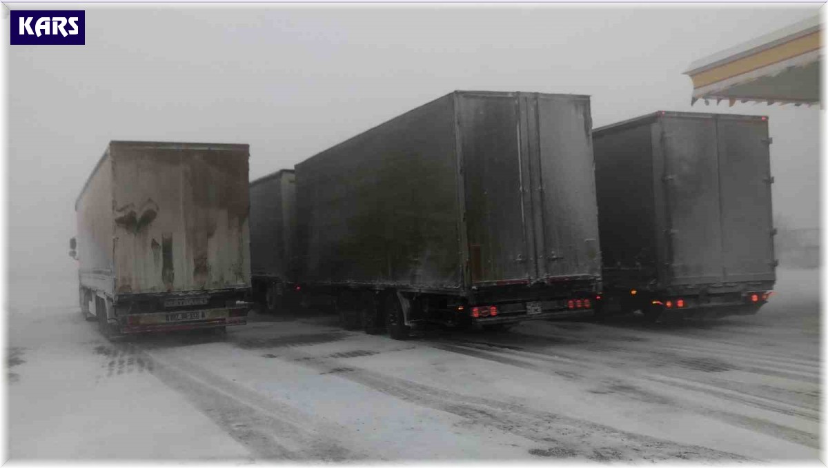 Kars - Ardahan karayolunda tipi etkili oluyor