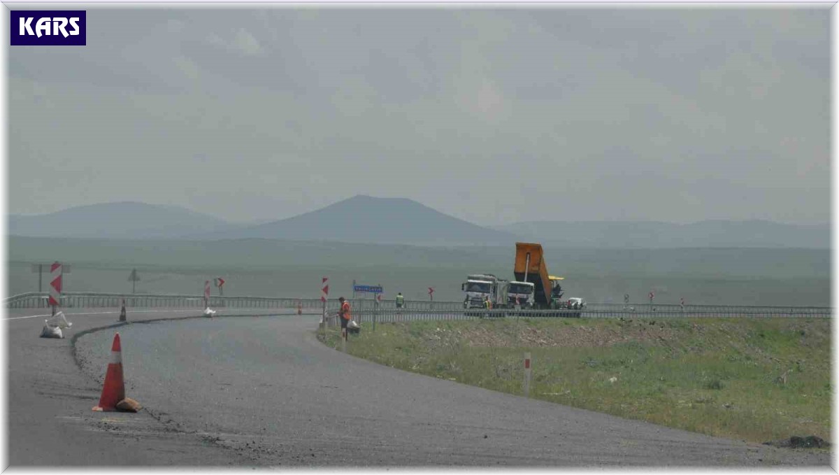 Kars-Arpaçay arasında yol çalışmaları devam ediyor