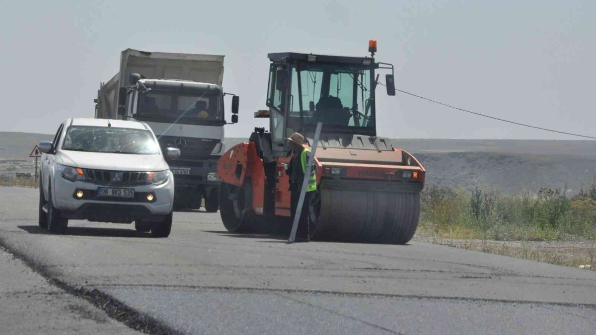 Kars-Arpaçay arasından yol çalışmaları sürüyor