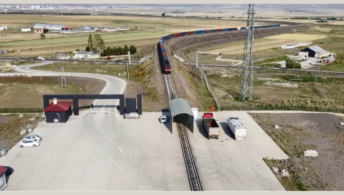 Kars Asya ile Avrupa'yı demiryoluyla birbirine bağlıyor