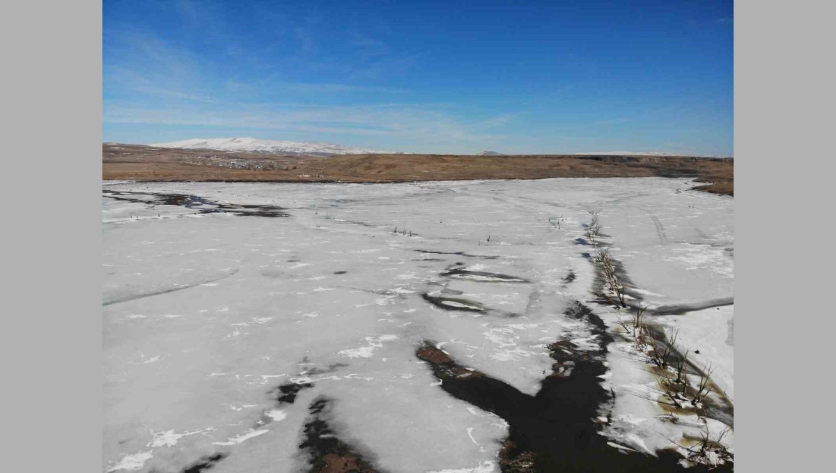 Kars Barajı Gölü'nde buzlar çözülmeye başladı