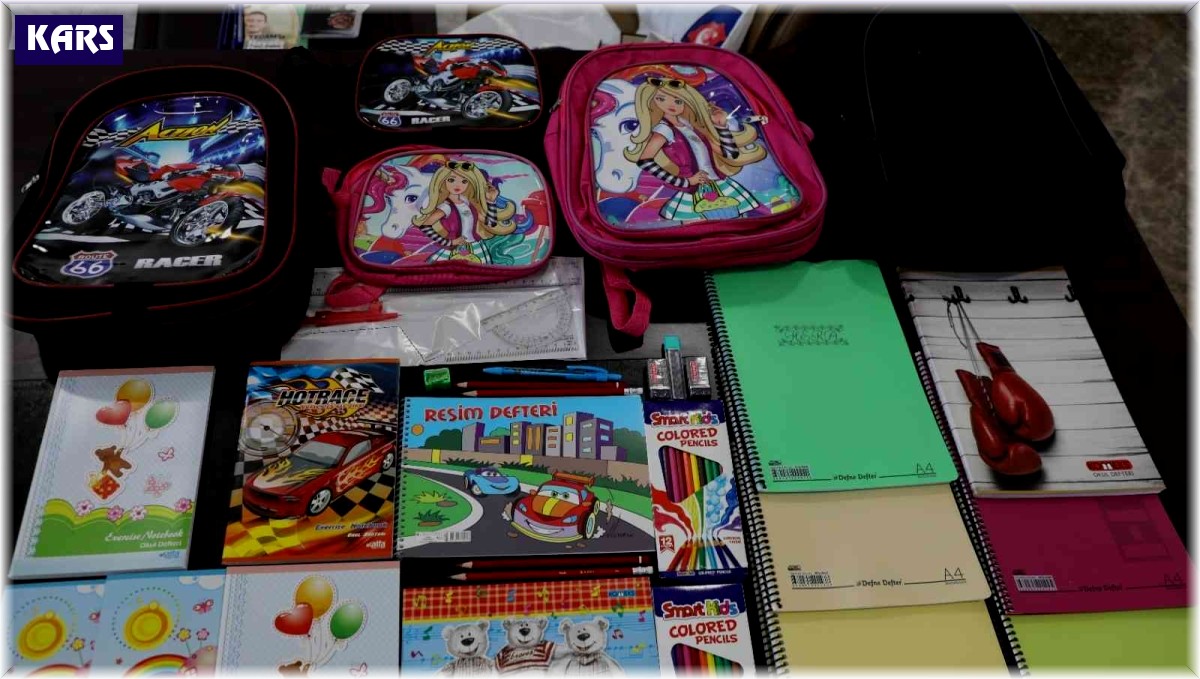 Kars Belediyesi ihtiyaç sahibi öğrencilere malzeme yardımı yaptı