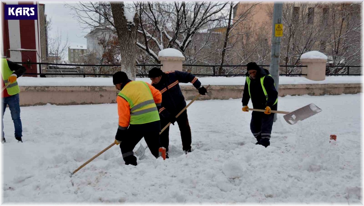 Kars Belediyesi kaldırım ve yolların karını temizliyor