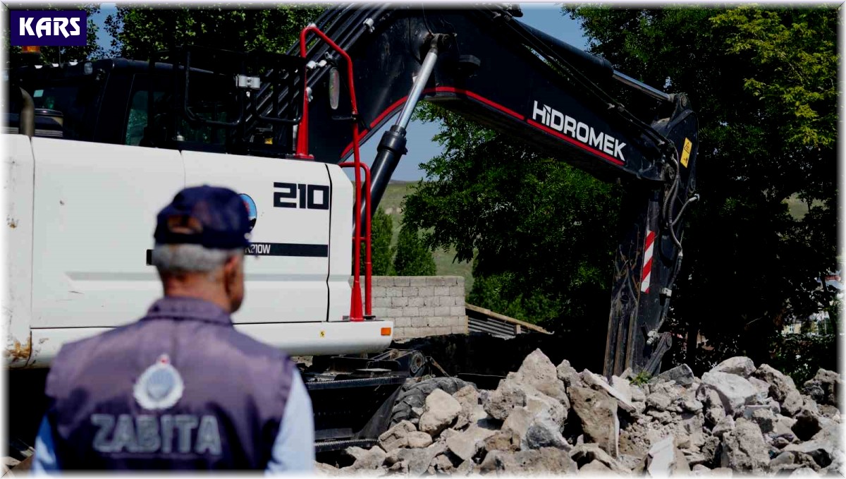 Kars belediyesi kenti metruk binalardan temizliyor
