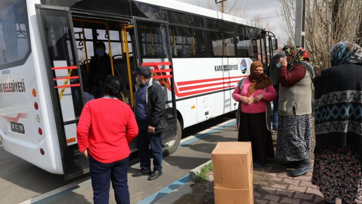 Kars Belediyesi'nden 500 aileye gıda desteği