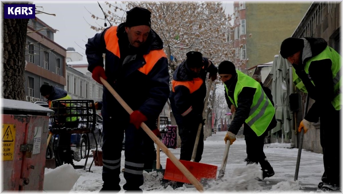 Kars Belediyesi'nden buz mesaisi