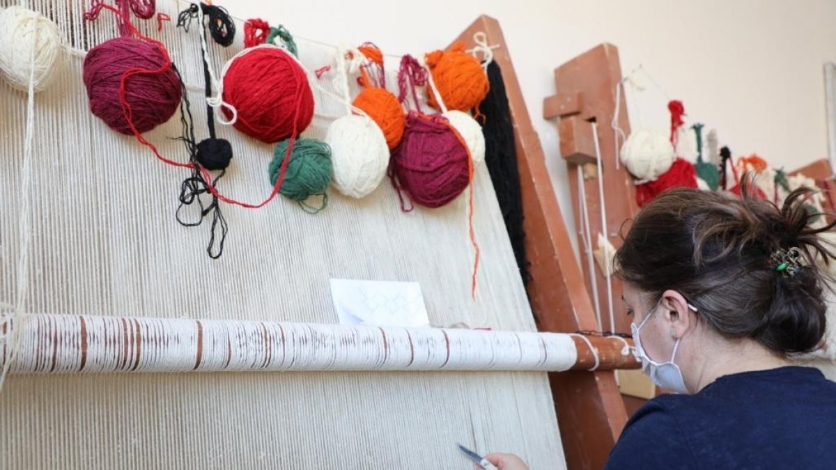 Kars Belediyesi'nden halı dokuma kursu