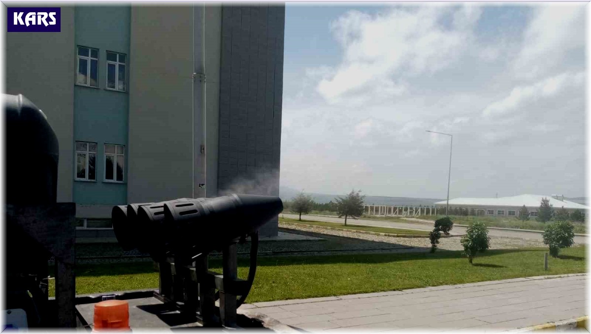 Kars Belediyesi park ve bahçeleri ilaçlıyor