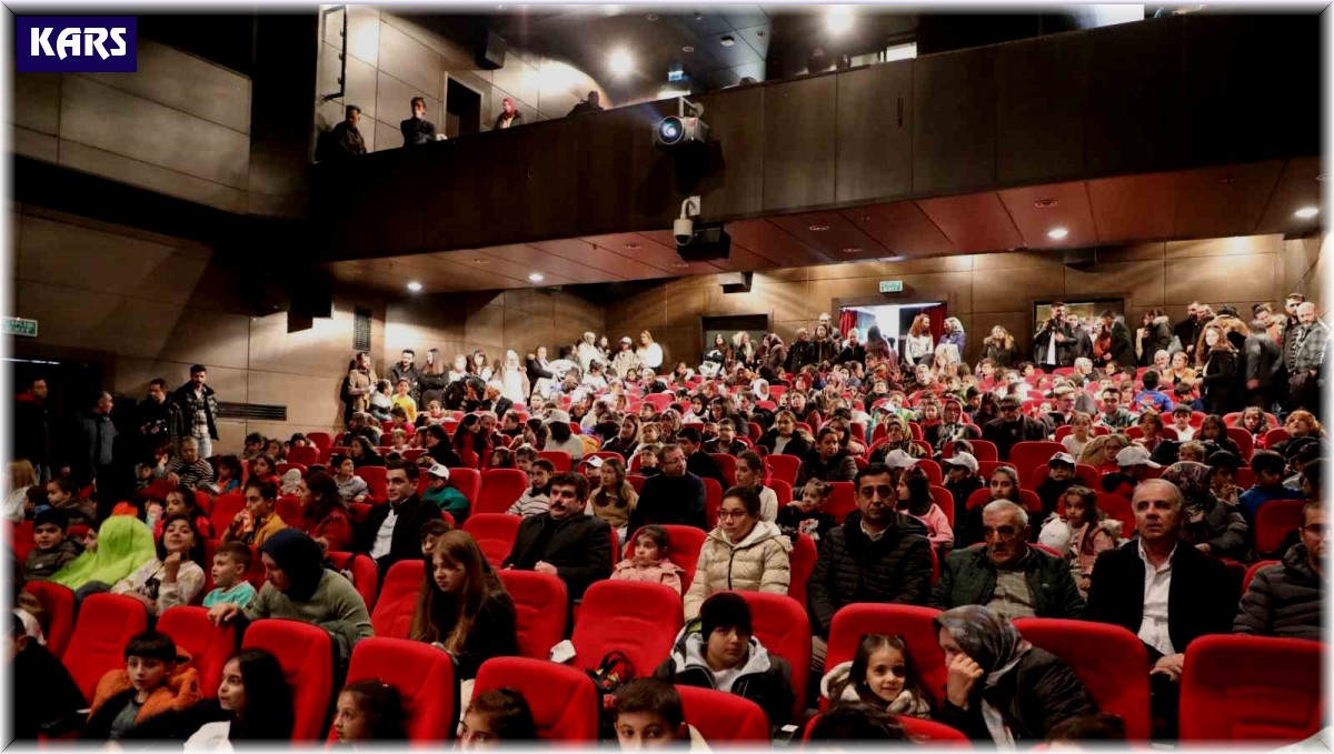 Kars Belediyesi Tiyatro Topluluğu seyirciyle buluştu