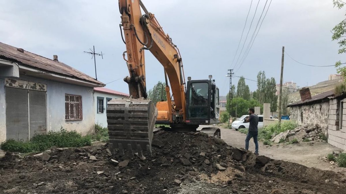 Kars Belediyesi yol yapım çalışmalarını başlattı