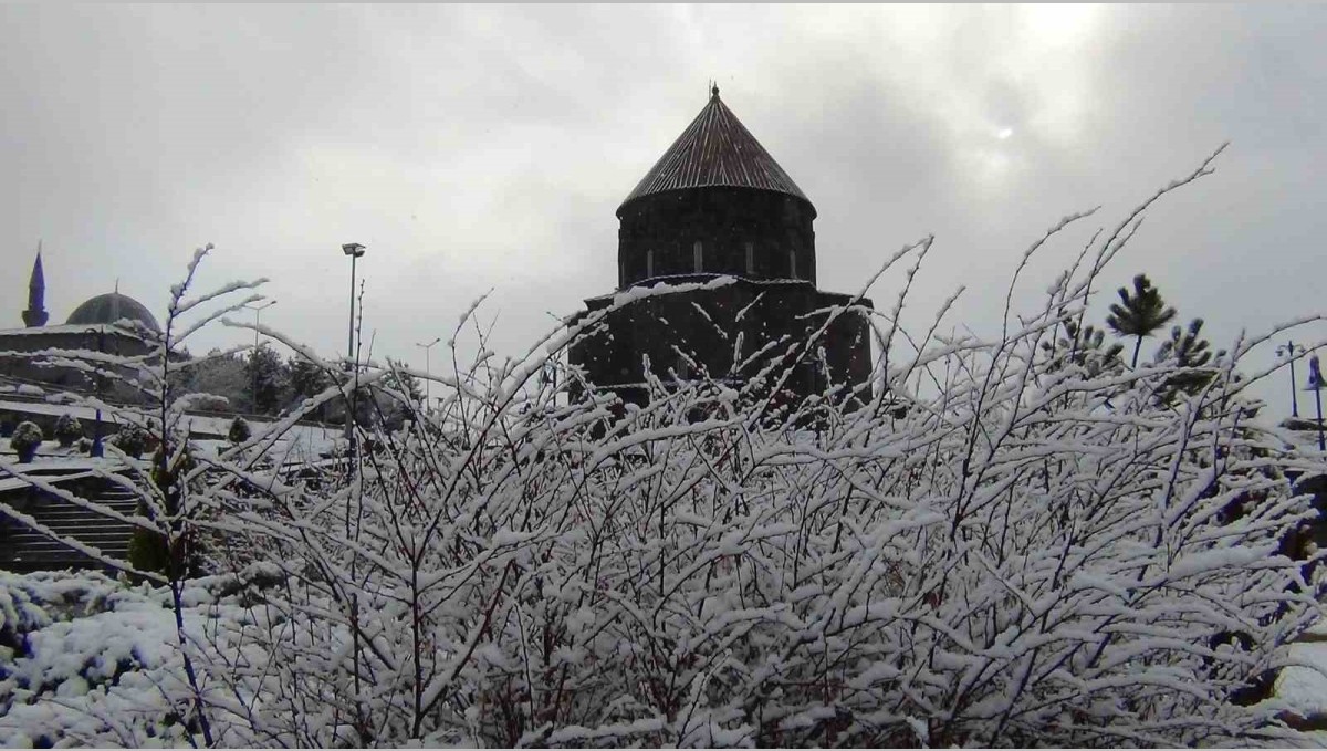 Kars beyaz gelinliğini giydi