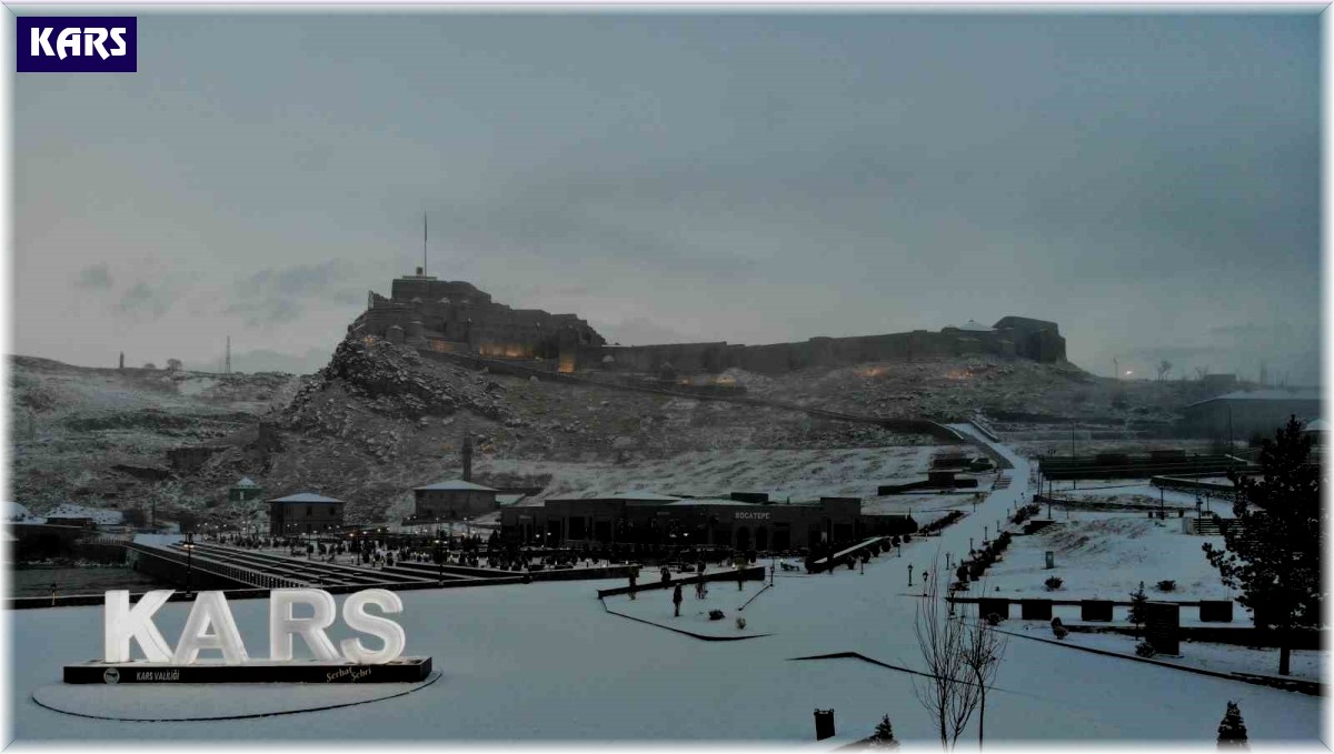 Kars beyaz gelinliğini giydi: Kentte 1 aydır beklenen kar yağdı