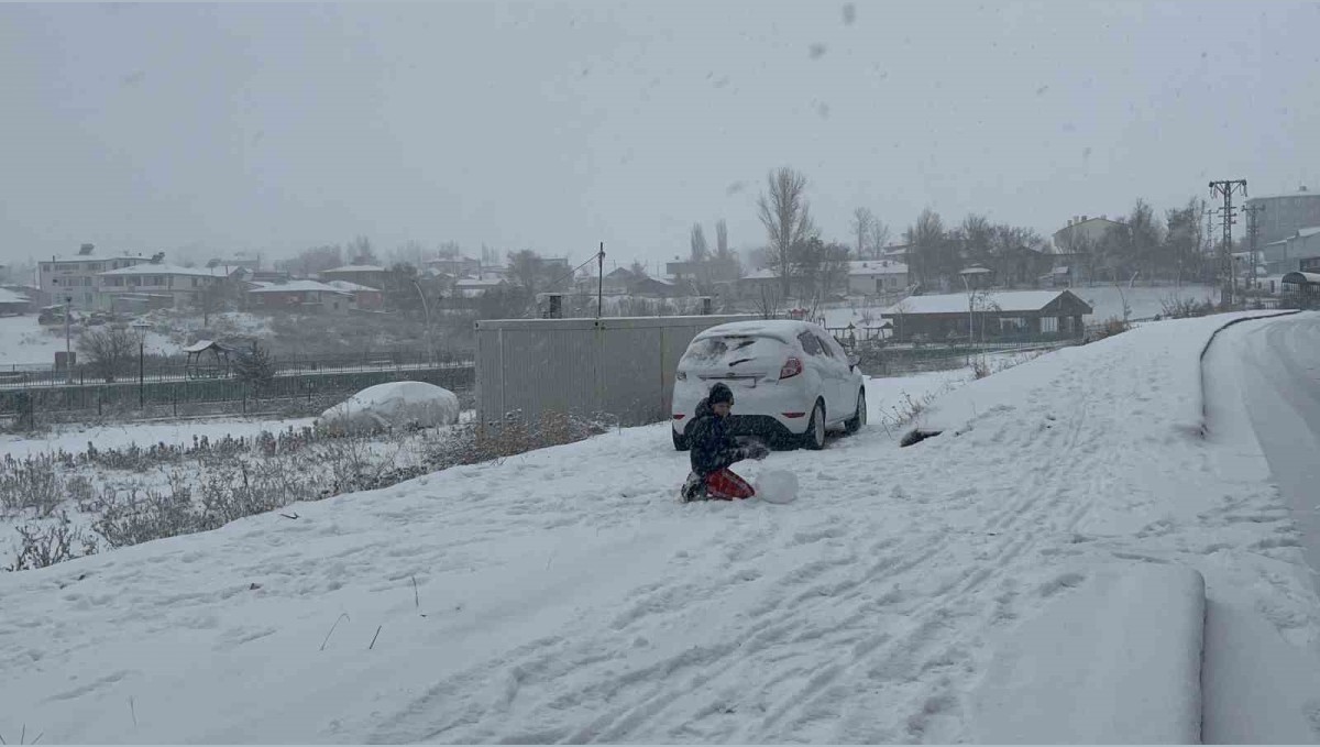 Kars beyaz gelinliğini giydi: Meteoroloji uyarmıştı, kar şehre indi