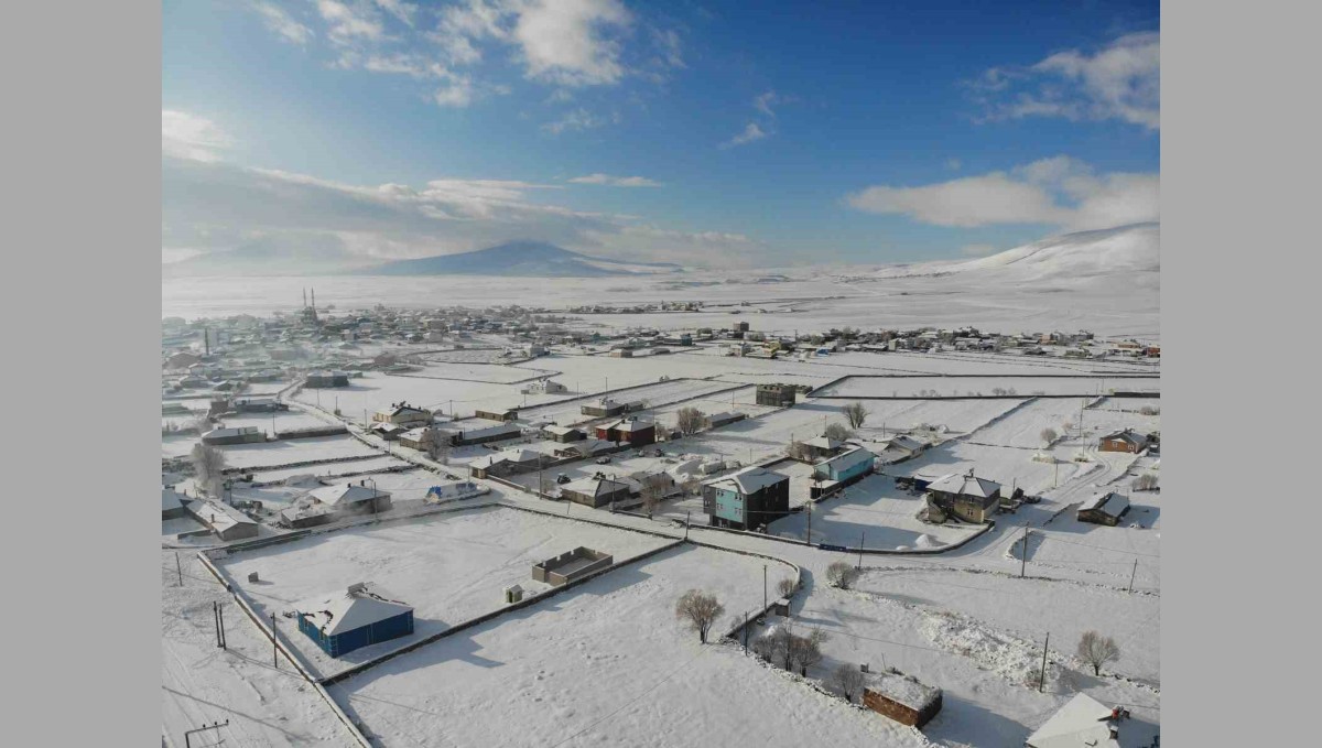 Kars beyaz örtüsünü çekti, buzlanan yolda tır kaldı