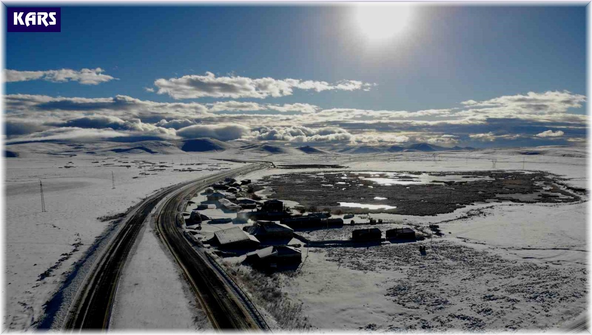 Kars beyaza büründü, vatandaşlar kartopu oynadı
