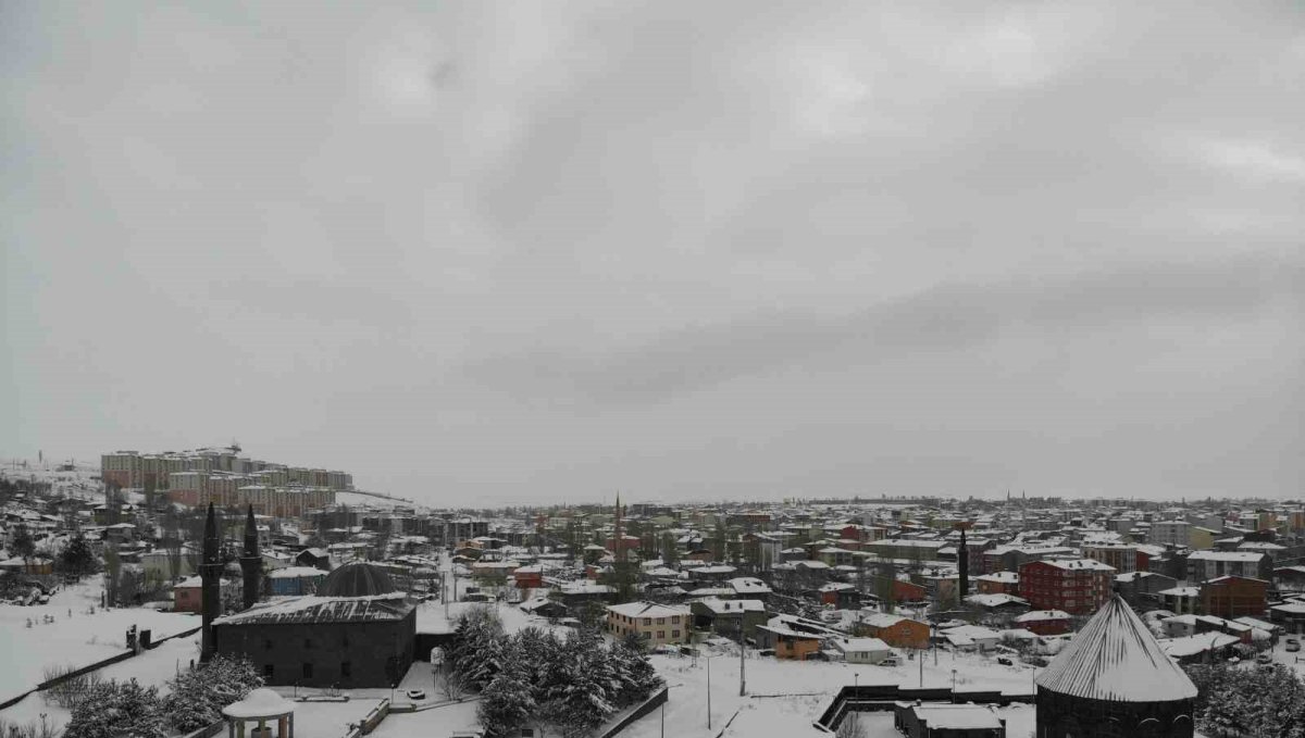 Kars beyaza hapsoldu: Yarım asırlık kar rekoru kırıldı