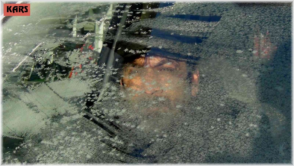 Kars buz kesti, araçların motorları dondu