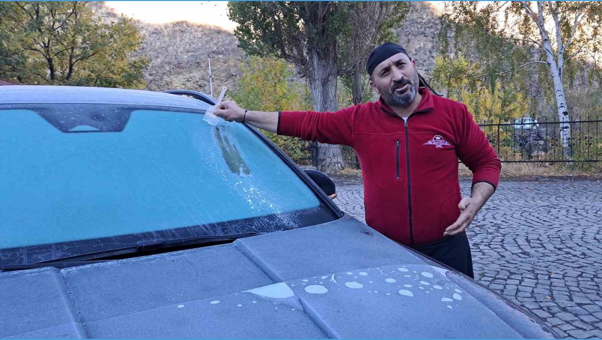 Kars buz kesti: Termometreler eksi 7'yi görünce araç camları buz tuttu