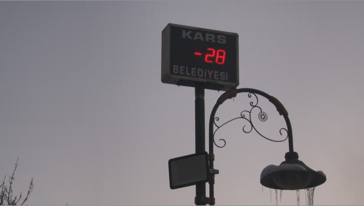 Kars buz tuttu: Termometreler eksi 28'i gösterdi