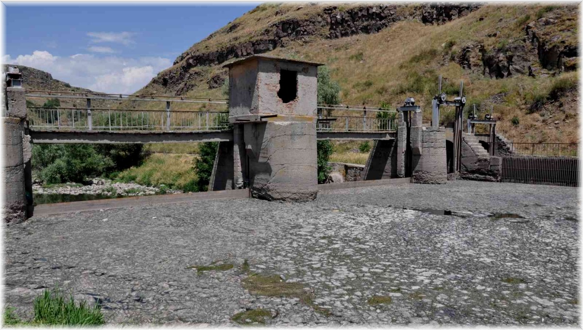 Kars Çayı'na bırakılan atıklar barajda toplandı