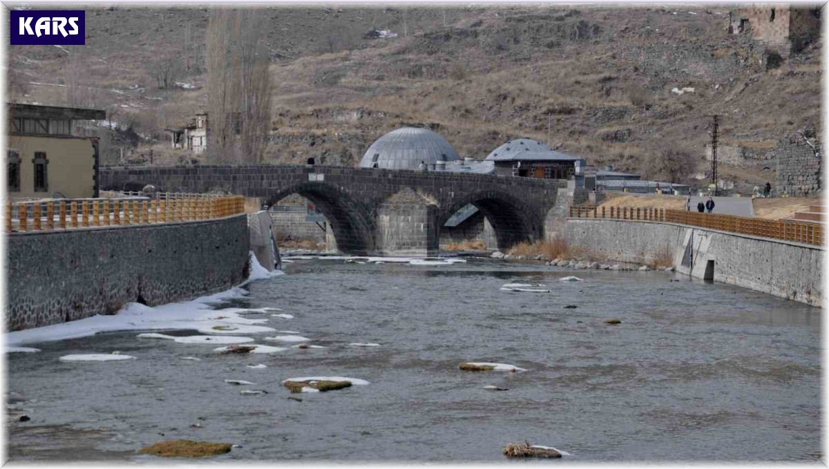 Kars Çayı'nın buzları çözülmeye başladı