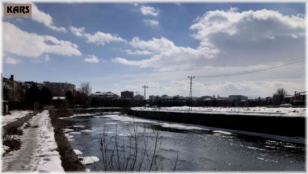 Kars Çayı'nın buzları çözülmeye başladı