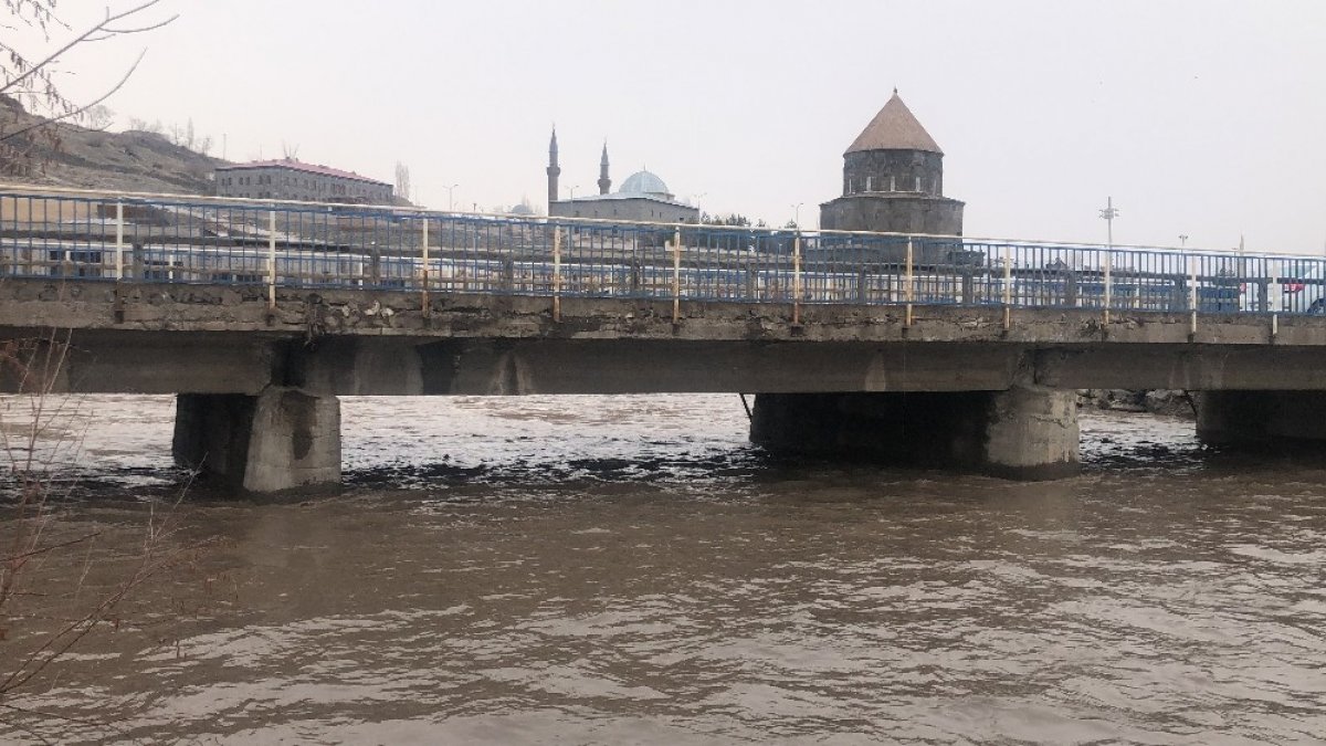 Kars Çayı taştı, ağaçlar sular altında kaldı