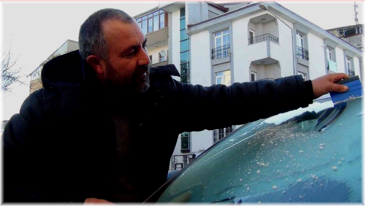 Kars eksi 10'u gördü, araçların camları dondu